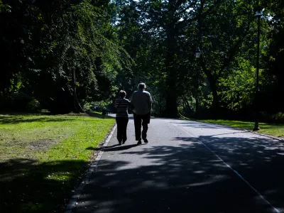 Na NIJZ prebivalcem svetujejo temeljito pregledovanje telesa po vrnitvi iz narave, v Zdravstvenem domu Ljubljana pa odstranjevanje morebitnih prisesanih klopov s pinceto, ki jo uporabijo doma. Fotografija je simbolična. Foto: Bojan Velikonja
