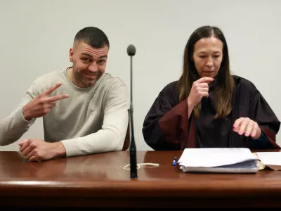 Gregor &Scaron;krjanec, znan pod vzdevkom Ljubljanski bombarder, je večkratni državni prvak v težki kategoriji, danes pa ne boksa več. Na fotografiji z zagovornico Mirjano Kožuh. Foto: Tomaž Skale