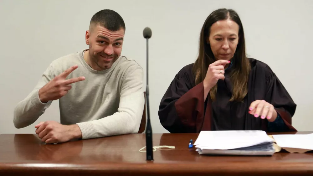 Gregor &Scaron;krjanec, znan pod vzdevkom Ljubljanski bombarder, je večkratni državni prvak v težki kategoriji, danes pa ne boksa več. Na fotografiji z zagovornico Mirjano Kožuh. Foto: Tomaž Skale