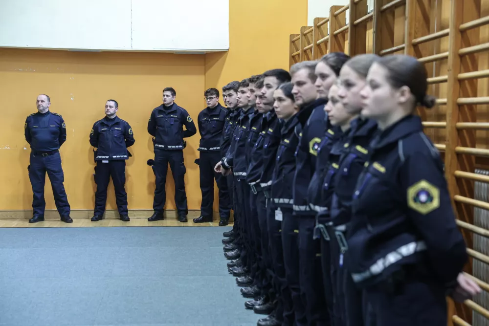 - simbolična fotografija - uniforma- 12.02.2025 - Policija je nagradila 66 izjemnih posameznikov, ki so v najrazličnej&scaron;ih okoli&scaron;činah pomagali re&scaron;evati življenja ljudi - podelitev, policija, hrabrost, požrtvovalnost, priznanja//FOTO: Jaka Gasar