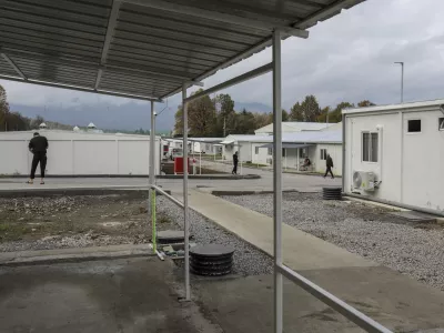 - 03.11.2022 &ndash; Orehek pri Postojni - delavsko naselje za tur&scaron;ke delavce, ki gradijo drugi tir železni&scaron;ke proge med Koprom in Divačo &ndash; tur&scaron;ki delavci //FOTO: Jaka Gasar
