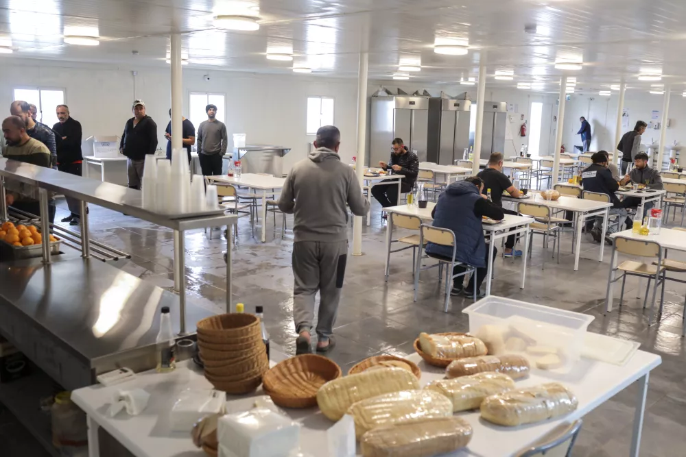  delavska jedilnica,- 03.11.2022 &ndash; Orehek pri Postojni - delavsko naselje za tur&scaron;ke delavce, ki gradijo drugi tir železni&scaron;ke proge med Koprom in Divačo &ndash; tur&scaron;ki delavci //FOTO: Jaka Gasar