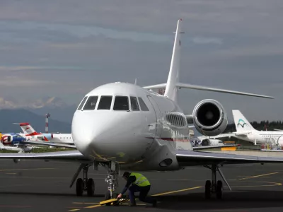 Slovensko protokolarno letalo falcon 2000EX po več kot pol leta, odkar je prenehala najemna pogodba v ZDA, pristalo na letali&scaron;ču Brnik.- Letalo je priletelo iz &scaron;vicarskega Basla, kjer je bilo na temeljitem remontu po &scaron;tirih letih najema, cena remonta pa naj bi bila nekaj 100.000 evrov///FOTO: Luka CjuhaOPOMBA: ZA OBJAVO V ČASOPISU DNEVNIK