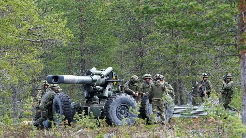 FILE PHOTO: Troops operate a 155K gun during the Northern Forest land force exercise in Rovajarvi, Finland May 30, 2023. REUTERS/Janis Laizans/File Photo