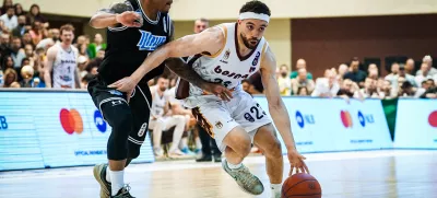Igralci Ilirije (v črnem) so se odlično opirali nasprotnikom. Foto: ABA