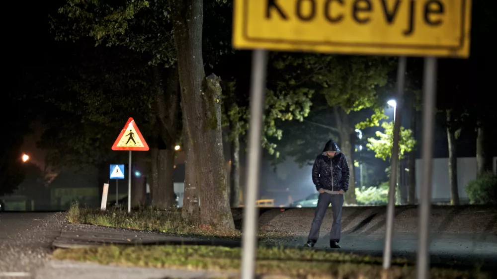 - Kočevje 2011 - vandalizem - &scaron;tevilni nočni požigi - razmi&scaron;ljajo o policijski uri, da bi vsem mlaj&scaron;im od 16 let po 22. uri prepovedovali zbiranje na prostem  //FOTO: Jaka Adamič 