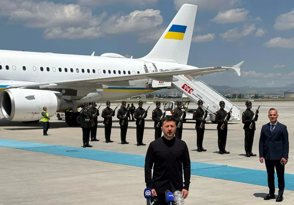 Ukrainian President Volodymyr Zelenskiy talks to members of the media upon his arrival at Esenboga Airport in Ankara, Turkey, May 15, 2025. REUTERS/Huseyin Hayatsever