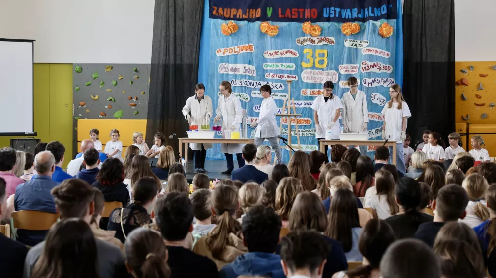 Za uvod v podelitev nagrad najbolj&scaron;im ljubljanskim raziskovalcem so učenci Osnovne &scaron;ole Riharda Jakopiča pripravili kraj&scaron;i program. F Jaka Gasar 