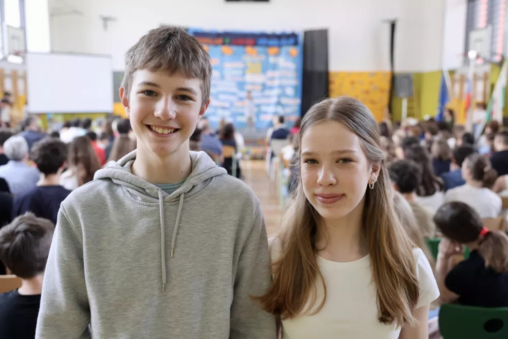 Lionel in Kaja, deveto&scaron;olca, ki sta sodelovala pri projektu. 