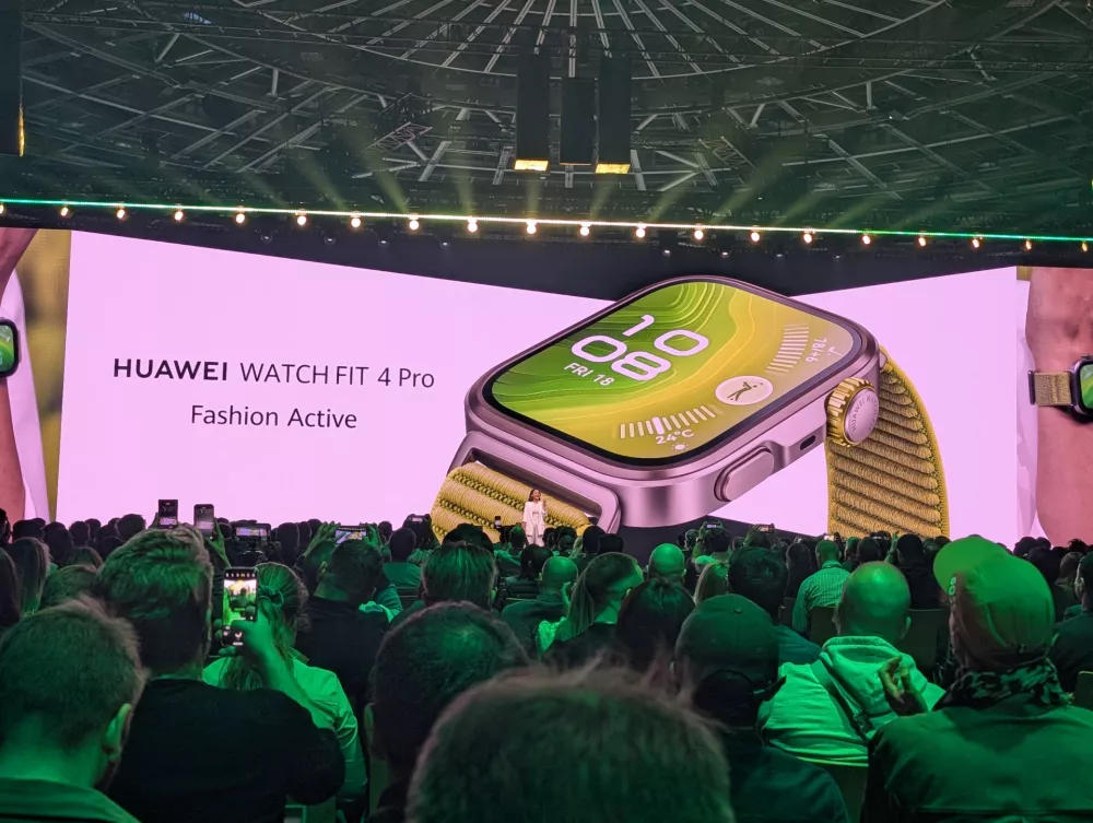 Zaslon &scaron;portne ure watch fit 4 pro je iz safirnega stekla in z ohi&scaron;jem iz aluminija.