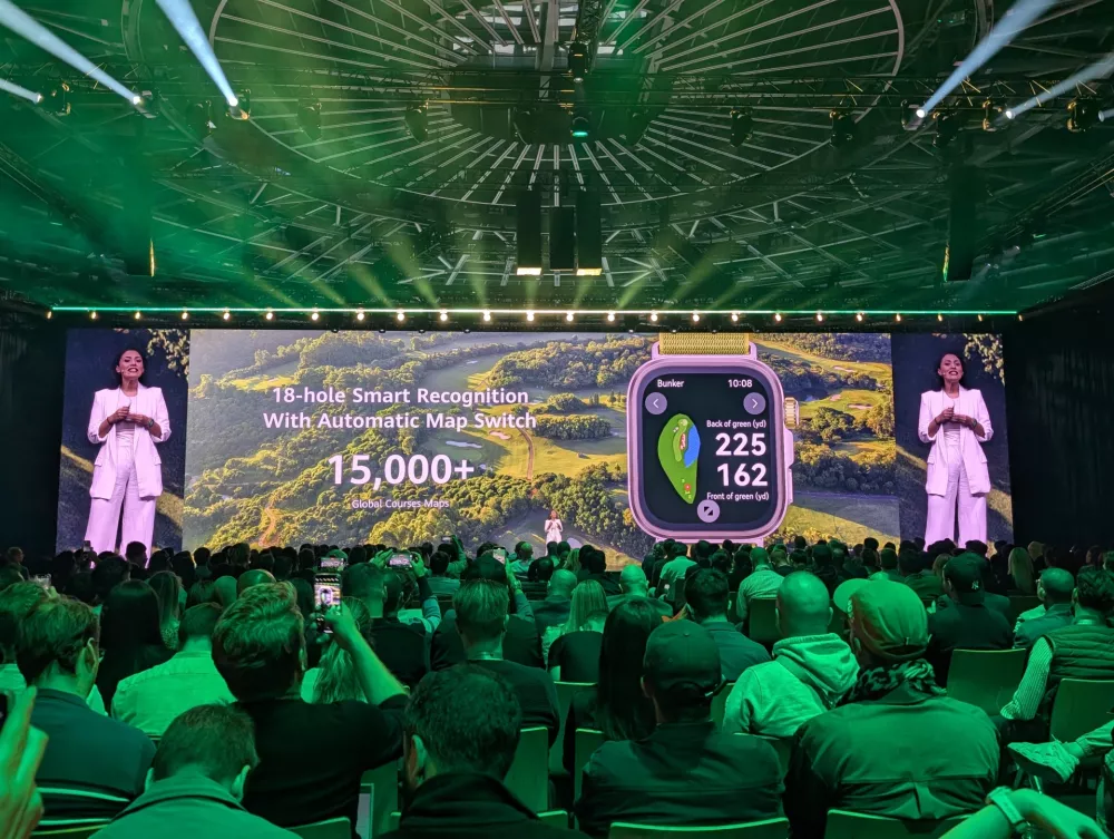 Watch fit 4 pro pozna več kot 1500 golf igri&scaron;č in samodejno prepozna, na kateri luknji se nahajate. Slovenskih igri&scaron;č domnevno ne pozna.