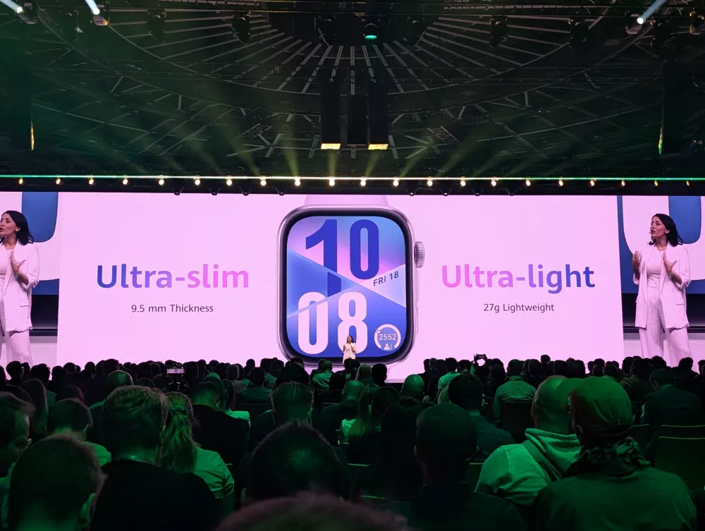 Ura watch fit 4 je malenkost debelej&scaron;a od različice pro, tehta pa vsega 27 gramov.