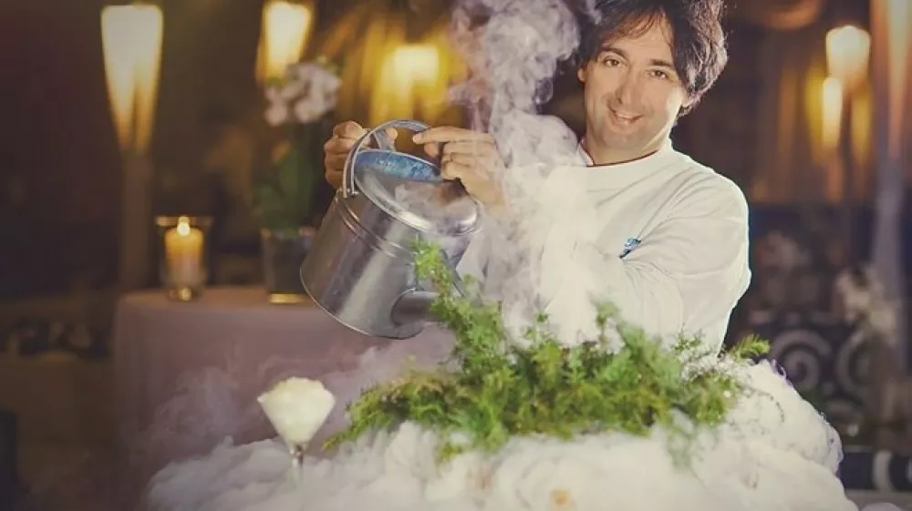 Najbolj znana jed Tomija Kavčiča: gintonik, z di&scaron;ečim dimom, &scaron;umenjem in izvrstnim okusom