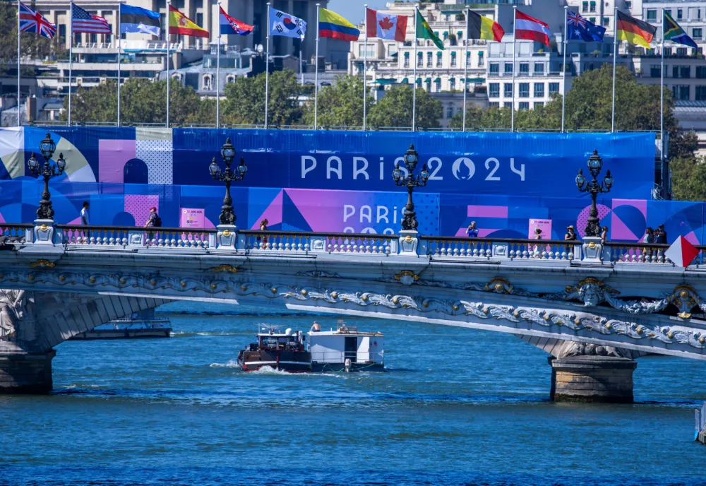 FILED - 28 August 2024, France, Paris: A boat sails on the Seine near the biathlon swimming course of the Paralympic Games. Tourists visiting Paris will have the opportunity to swim in the river Seine from July onwards, the city's authorities announced on Wednesday. Photo: Jens B&uuml;ttner/dpa