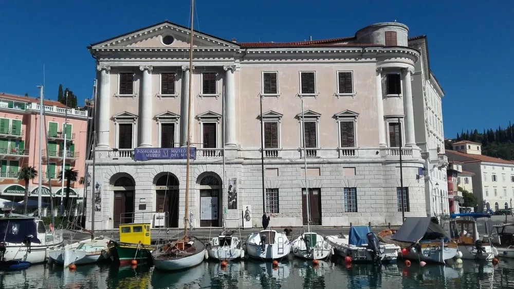 Pomorski muzej (palača Gabrielli) pred mandračem kjer je vidna jadrnica Galeb (dar Pie in Pina Mlakarja).