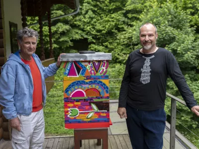 akademski slikar Silvester Plotajs16.05.2025 - urbani čebelji panji MGLC FOTO: Nik Erik Neubauer