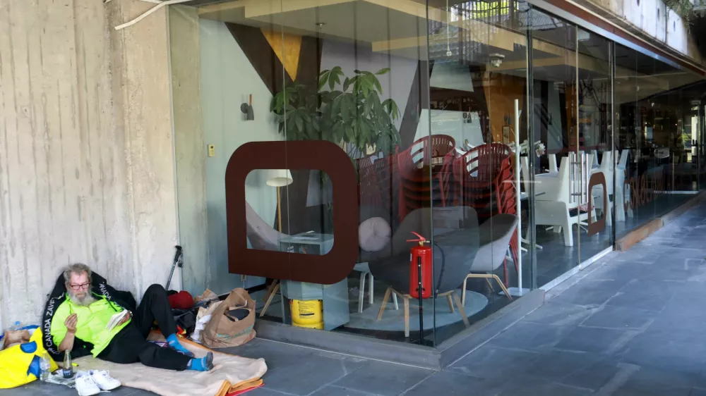 Gostinski obrati v Maximarketu so že mesec dni zaprti zaradi prepovedi uporabe vode, ki je za gostinsko dejavnost nujna. Foto: Tomaž Skale