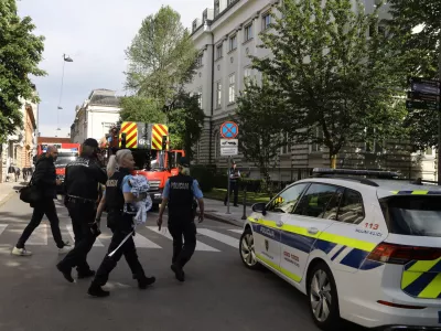 Policistom je z veliko mero potrpežljivosti, strokovnim posredovanjem in v sodelovanju z drugimi intervencijskimi službami uspelo poslanca Hoivika s strehe DZ umakniti na varno in ga predati zdravstvenemu osebju. Foto: Luka Cjuha