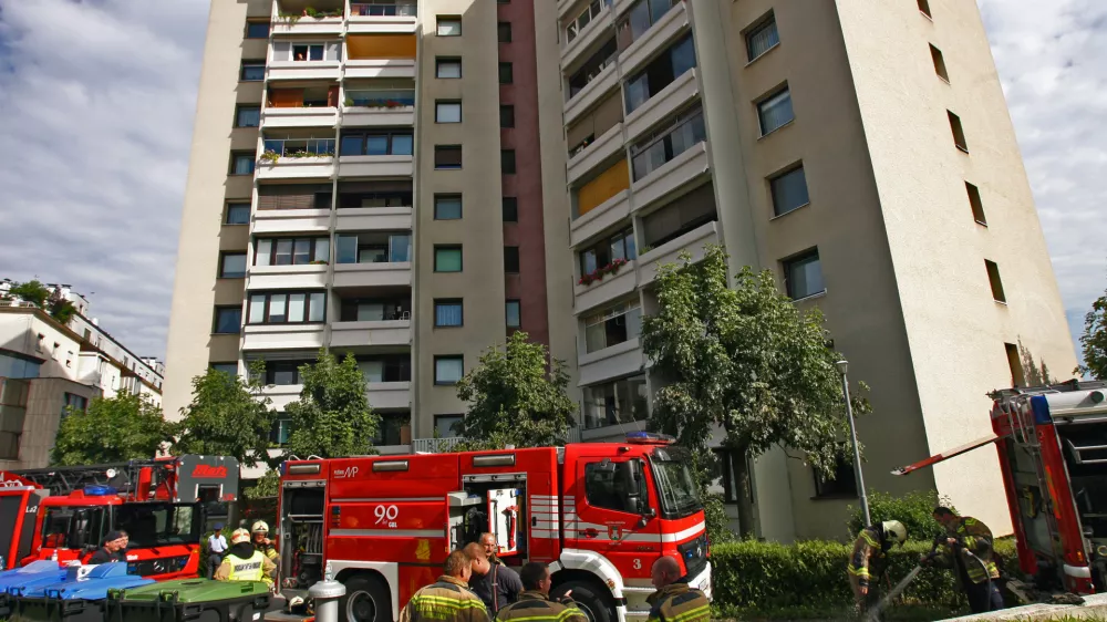 - požar - stanovanjski blok v ljubljanskem naselju Nove Jar&scaron;e - Beblerjev trg 3. //FOTO: Tomaž Skale