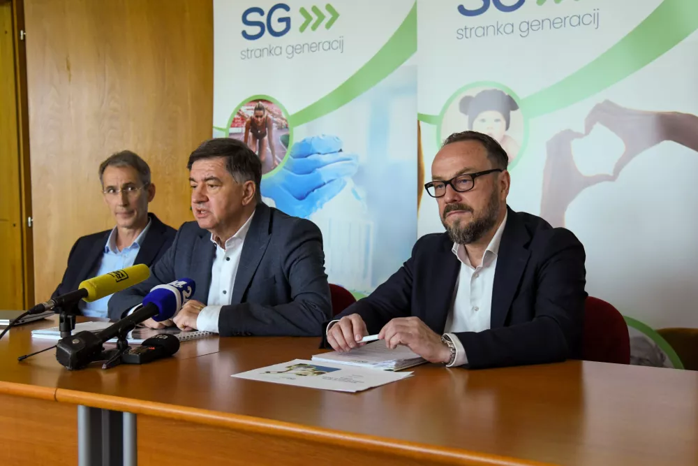 Ljubljana, DeSUS.Novinarska konferenca strank DeSUS in Dobra drzava, na kateri sta predsednika strank Vlado Dimovski in Smiljan Mekicar predstavila kljucne razloge za zdruzitev obeh strank v Stranko generacij, program nove stranke, ter priprave na kongres, kjer bodo glasovali o spojitvi obeh strank.