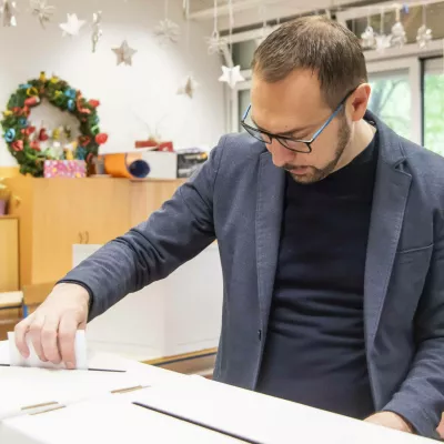 Croatia, Zagreb, 180525. Local elections 2025. Nova Cesta 92. Candidate for mayor of the City of Zagreb Tomislav Tomasevic votes in the elections. Photo: Darko Tomas / CROPIX Zagreb Croatia Copyright: xxDarkoxTomasx tomasevic_izbori5-180525No Use Switzerland. No Use Germany. No Use Japan. No Use Austria