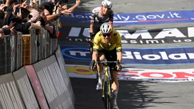 Cycling - Giro d'Italia - Stage 9 - Gubbio to Siena - Italy - May 18, 2025 Team Visma | Lease a Bike's Wout Van Aert in action before winning stage 9 REUTERS/Jennifer Lorenzini