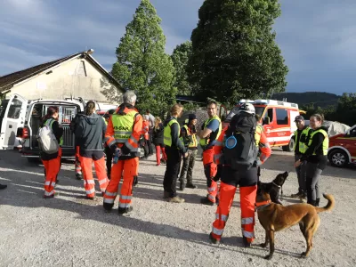 Na območju &Scaron;marne gore so policisti, gasilci in&nbsp;vodniki re&scaron;evačlnih psov iskali pogre&scaron;anega padalca, ki naj bi strmoglavil. Foto: Luka Cjuha