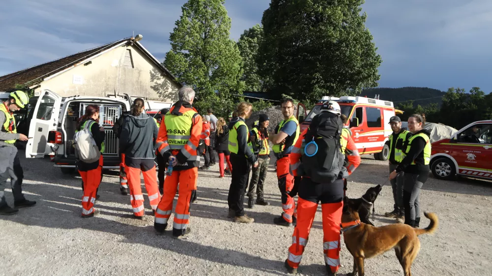 Na območju &Scaron;marne gore so policisti, gasilci in&nbsp;vodniki re&scaron;evačlnih psov iskali pogre&scaron;anega padalca, ki naj bi strmoglavil. Foto: Luka Cjuha