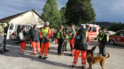 Na območju &Scaron;marne gore so policisti, gasilci in&nbsp;vodniki re&scaron;evačlnih psov iskali pogre&scaron;anega padalca, ki naj bi strmoglavil. Foto: Luka Cjuha