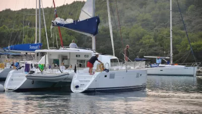 Tudi na Jadranu je zadnja leta videti vse več (pretežno sposojenih) katamaranov, ki za vi&scaron;jo najemnino nudijo veliko prostora večji jadralski dru&scaron;čini.