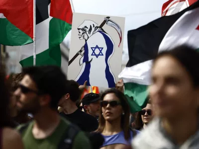 V nekaterih mestih po Evropi so potekali shodi, posvečeni solidarnosti s Palestinci in uperjeni proti ravnanju Izraela, v soboto tudi v Rimu. Foto:&nbsp;AP