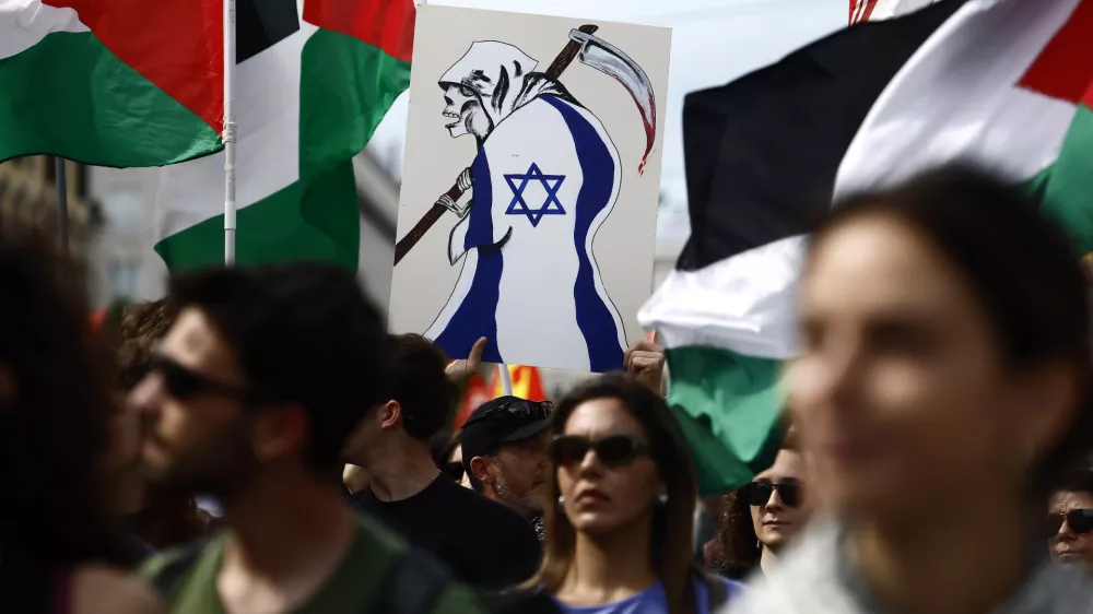 V nekaterih mestih po Evropi so potekali shodi, posvečeni solidarnosti s Palestinci in uperjeni proti ravnanju Izraela, v soboto tudi v Rimu. Foto:&nbsp;AP