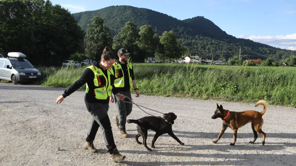 Domnevno strmoglavljenega padalca so iskali tudi vodniki službenih psov. Foto: Luka Cjuha