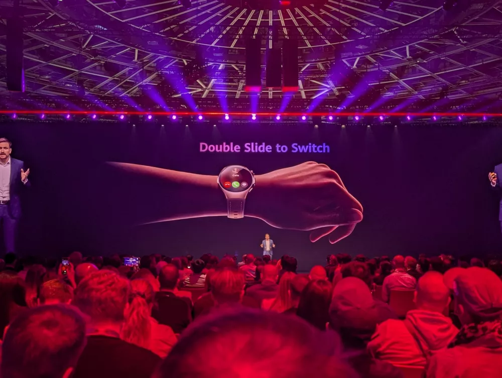 Ura watch 5 v nekaterih aplikacijah omogoča nadzor z gestami prstov, ki jih naprava zazna prek svojih tipal. Foto:&nbsp;Aljaž Potočnik