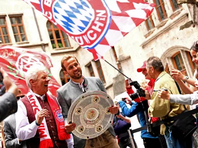 Soccer Football - Bundesliga - Bayern Munich men's and women's team celebrate 2025 Bundesliga titles - Munich, Germany - May 18, 2025 Bayern Munich's Harry Kane celebrates with the trophy during the parade REUTERS/Angelika Warmuth   TPX IMAGES OF THE DAY