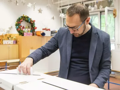 Croatia, Zagreb, 180525. Local elections 2025. Nova Cesta 92. Candidate for mayor of the City of Zagreb Tomislav Tomasevic votes in the elections. Photo: Darko Tomas / CROPIX Zagreb Croatia Copyright: xxDarkoxTomasx tomasevic_izbori5-180525No Use Switzerland. No Use Germany. No Use Japan. No Use Austria