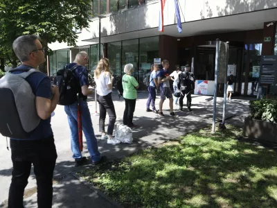 Lani se je pred Upravno enoto Ljubljana vila vrsta čakajočih. Tak&scaron;nih čakalnih vrst letos sicer ni več, kljub temu pa se zaostanki tudi tukaj spet izrazito kopičijo.
Foto: Luka Cjuha
