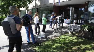 Lani se je pred Upravno enoto Ljubljana vila vrsta čakajočih. Tak&scaron;nih čakalnih vrst letos sicer ni več, kljub temu pa se zaostanki tudi tukaj spet izrazito kopičijo.
Foto: Luka Cjuha