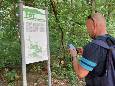 Rok Godec, soavtor Učne poti Golovec, je v pomoč pri re&scaron;evanju nalog ponudil tudi informativne table.