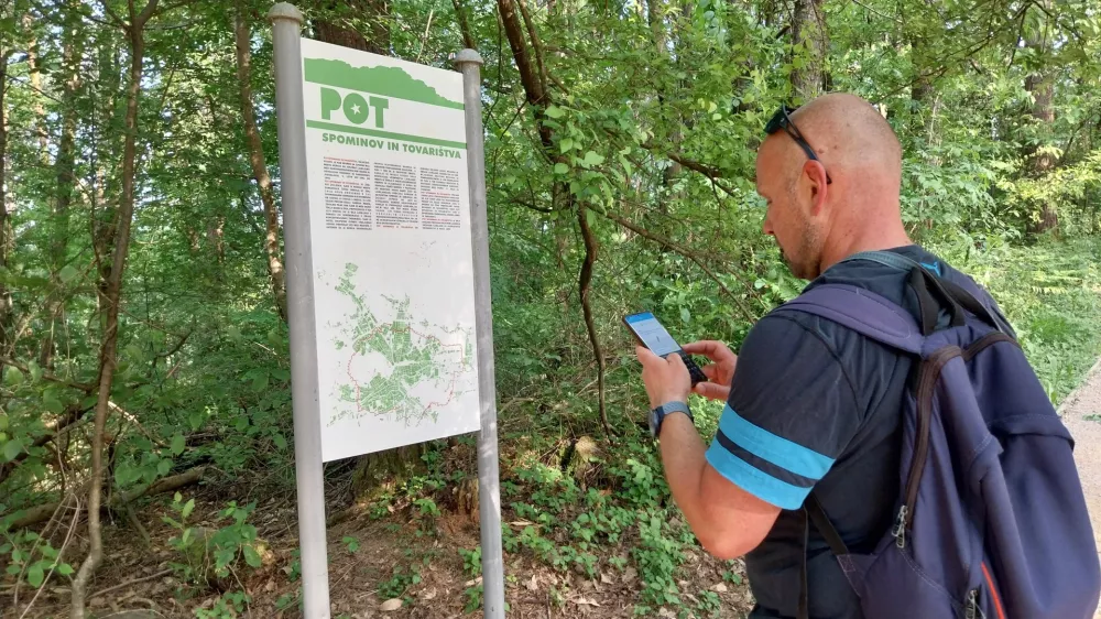 Rok Godec, soavtor Učne poti Golovec, je v pomoč pri re&scaron;evanju nalog ponudil tudi informativne table.