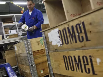 proizvodnja- DOMEL, elektromotorji in gospodinjski aparati d.o.o. Železniki, - globalni razvojni dobavitelj dovr&scaron;enih re&scaron;itev elektromotornih pogonov in komponent, temelječih na lastnih inovativnih tehnologijah - podjetje v pretežni lasti delavcev    ///FOTO: Luka CjuhaOPOMBA: ZA OBJAVO V PRILOGI &ndash; DNEVNIKOV OBJEKTIV - REPORTAŽA 2013