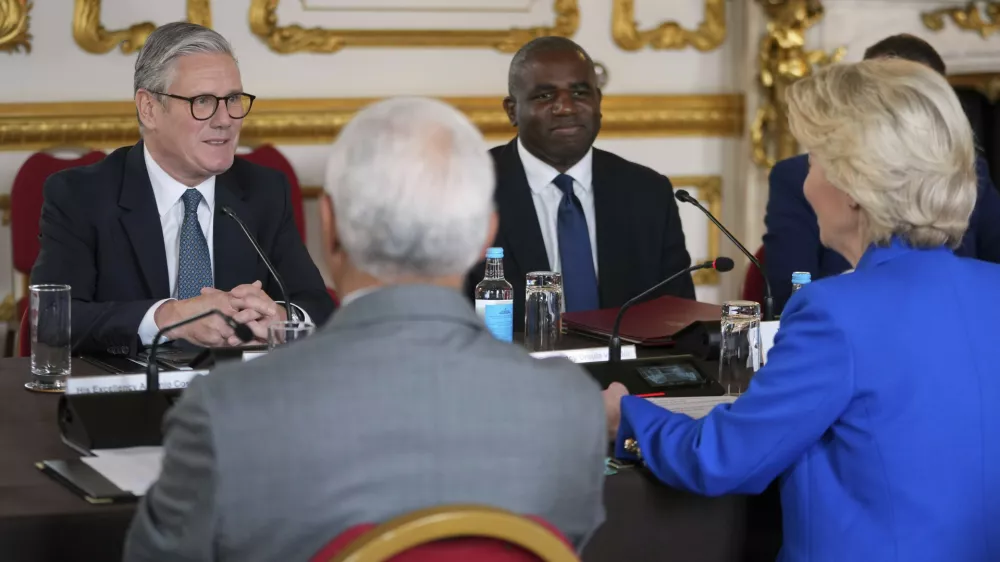 Britain's Prime Minister Keir Starmer and Foreign Secretary David Lammy listen to European Commission President Ursula von der Leyen, right, and European Council President Antonio Costa, left, during a meeting between the U.K. and the European Union to discuss closer ties in their first official summit since Brexit, in London, Monday, May 19, 2025.(AP Photo/Kin Cheung, Pool)