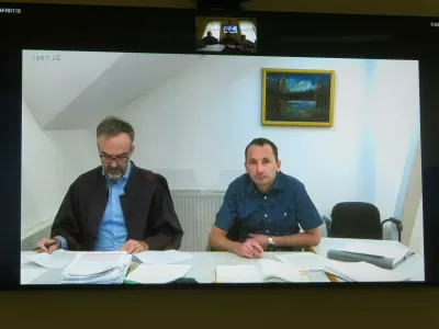 &raquo;Zelo mi je žal za to, kar se je zgodilo. A spremeniti ne morem ničesar. Ne počutim se krivega,&laquo; je tik pred izrekom sodbe dejal Rožle Grintal (desno). Ob njem zagovornik Matjaž Medle. F Dragana Stanković