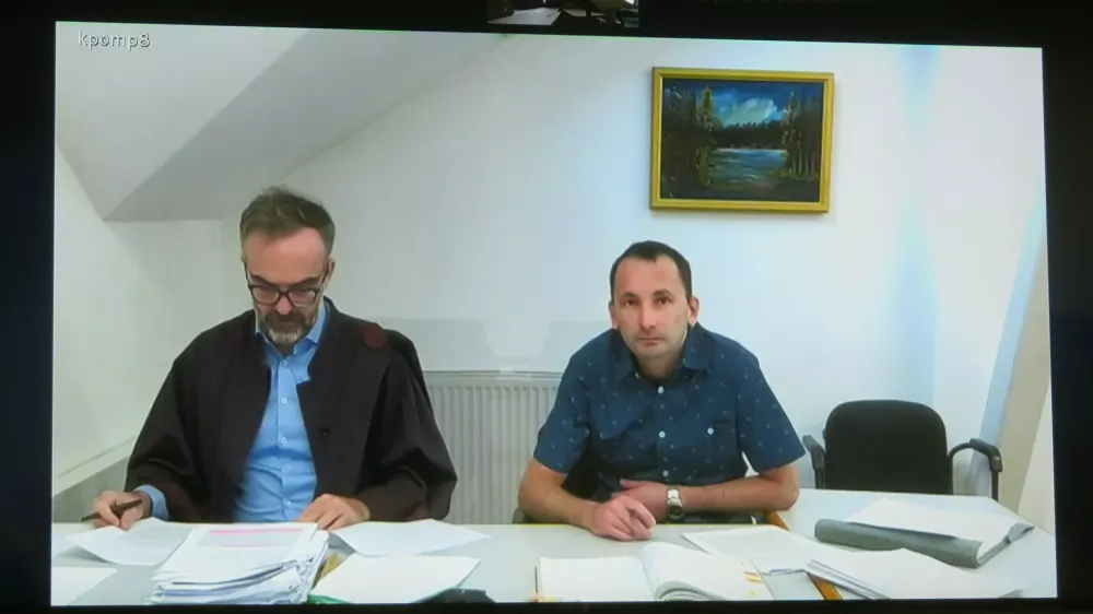 &raquo;Zelo mi je žal za to, kar se je zgodilo. A spremeniti ne morem ničesar. Ne počutim se krivega,&laquo; je tik pred izrekom sodbe dejal Rožle Grintal (desno). Ob njem zagovornik Matjaž Medle. F Dragana Stanković