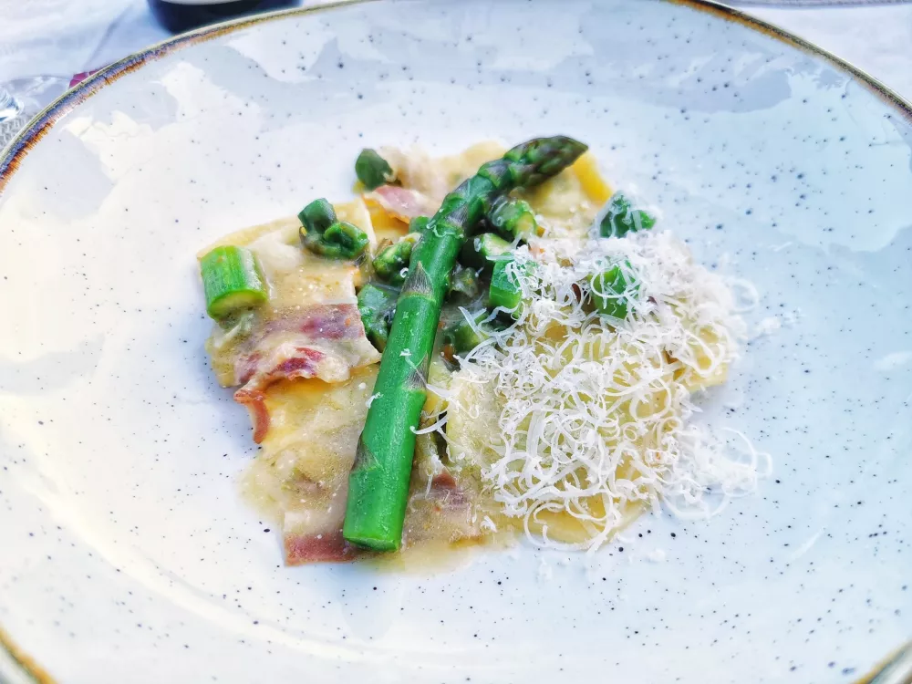 Ravioli s &scaron;parglji, panceto in sirom, Okrepčevalnica na lepem razgledu