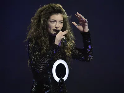 Singer Lorde accepts the International Female Solo Artist award at the BRIT Awards, celebrating British pop music, at the O2 Arena in London February 19, 2014. REUTERS/Toby Melville (BRITAIN - Tags: ENTERTAINMENT) (BRIT-WINNERS) FOR EDITORIAL USE ONLY. NOT FOR SALE FOR MARKETING OR ADVERTISING CAMPAIGNS