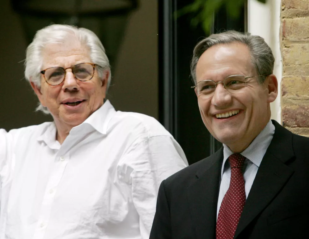 Carl Bernstein (L) and Bob Woodward, the Washington Post reporters who broke the Watergate scandal in the 1970's, stand outside Woodward's home in Washington, June 1, 2005. On May 31, the reporters confirmed that former FBI official W. Mark Felt was "Deep Throat," the anonymous Washington Post source who leaked Watergate scandal secrets to the Post and helped bring down President Richard Nixon. REUTERS/Jason Reed  JIR/SV / Foto: &copy; Reuters Photographer / Reuters