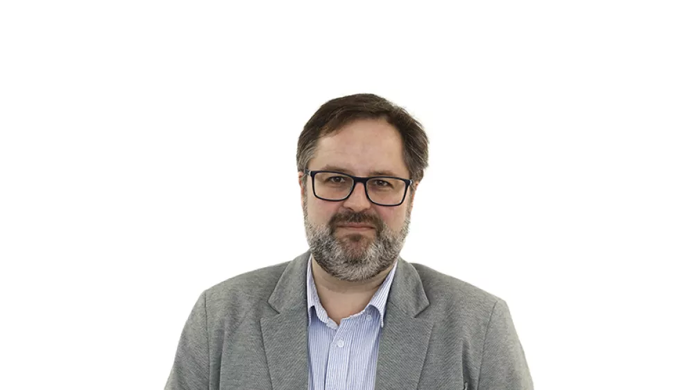 Ale&scaron; GaubeZA ONLINE - Redakcija Dnevnik 2024 - portreti za komentarje in kolumne - kolumnisti - komentatorji &ndash; novinarji - portret //FOTO: Luka Cjuha