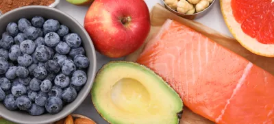 Many different products on white table, flat lay. Natural sources of serotonin / Foto: Liudmila Chernetska