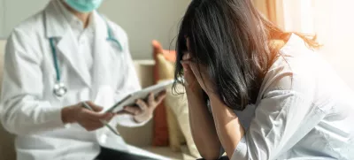Panic attack menopause woman, stressful depressed PTSD patient with anxiety disorder having consultation psychotherapy treatment session in doctor clinic or psychologist counselor office / Foto: Chinnapong